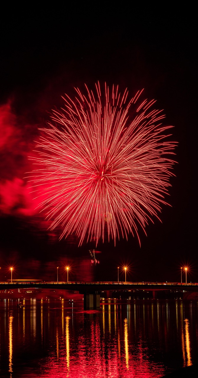 fajerwerki Katowice – pokaz sztucznych ogni uchwycony z drona